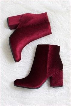 Pereectos para estas fiestas!😍 Outfit Stiefel, Red Velvet Boots, How To Wear Ankle Boots, Outfit 2020, Velvet Boots, Red Boots, Crazy Shoes, Shoe Obsession, Shoe Lover