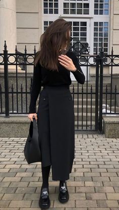 Midi Black Skirt Outfit Winter, Girlboss Style, Corp Goth, Black Fall Outfits, Fashion Aesthetics, Mode Casual, All Black Outfit, Street Style Inspiration, Skirt Outfit