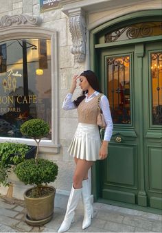 White tennis pleated skirt, white knee high boots, cream brown vest, white colored dress shirt soft girl aesthetics geek door with greenery Denise Mercedes, Bieber Nails, Office Fits, Kitty Clothes, Casual Styles, Elegante Casual, Paris Outfits, Matching Couple, White Boots