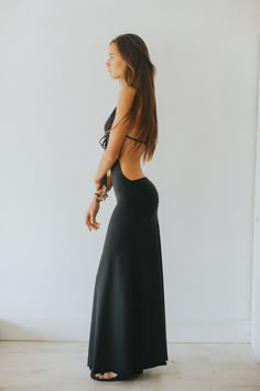 If you got it, flaunt it. This dress covers what it should while exposing a substantial amount of skin. Low Back Dress Casual, Black Boho Maxi Dress, Surf Boutique, Summer Dresses Sundresses, V Neck Halter Top, White Maxi Dress Boho, Neck Halter Top, Dresses Beach, Backless Maxi Dress