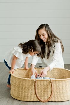 Organic & Safety approved, this natural bassinet is portable and beautiful too! Daughter Bedroom Ideas, African Nursery, Pack Basket, Moses Basket Bassinet, Basket Bassinet, Vintage Baby Nursery, Changing Basket, My Future Family, Daughter Bedroom