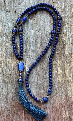 Beautiful unique lapis lazuli Mala necklace Tassen Hanger, Amulet Bag, Bead Projects, Blue Beaded Necklace, Long Necklaces, Beaded Jewellery, Tassel Jewelry, Buddhist Art