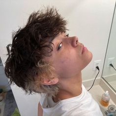 Sind Curtain Bangs, Was Sind Curtain Bangs, Bleached Hair Men, Dyed Hair Men, Men Haircut Curly Hair, Short Grunge Hair, Boy Haircuts, Mens Hairstyles Thick Hair, Wavy Hair Men