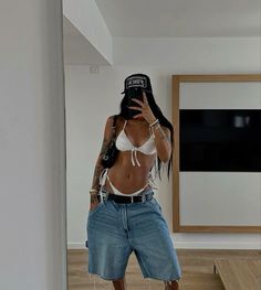 Uk Streetwear Women, Ss23 Trends, Holiday Sunglasses, Uk Drip, Uk Streetwear, Look Festival, Street Fits, Ibiza Outfits, Vacay Outfits