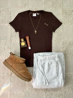 brown outfit inspo with sweatpants🤎🪩 Brown Sweatpants Outfit, Fall Color Outfits, Outfit Ideas With Sweatpants, Sweatpants And Boots, Outfits Sweatpants, Sweatsuit Outfit, Brown Sweatpants, Straight Leg Sweatpants, Color Outfits