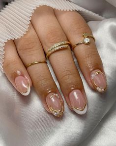 Simple Gold Accent Nails, Bio Gel Nail Designs Natural, Classy Nail Designs Short, Alex Earle Nails, Classy Design Nails, Classic Clean Nails, Elegant Almond Nails Classy Short, Gold Nails Natural, French With Design Nails