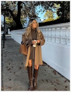 Fall into fashion with our captivating autumn outfits! Explore cozy layers, rich hues, and timeless styles to create the perfect look. Winter Outfits Christmas Markets, Christmas Markets Outfit, Female Lawyer Fashion, Brown Boots Outfit, Outfits Formal, Stile Blair Waldorf, Lawyer Fashion, Fest Outfits, Looks Pinterest