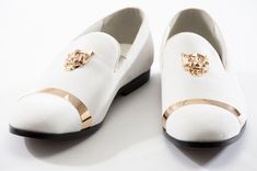 Embody bold elegance in this luxury Venetian loafer displaying a powerful lionhead bit and suave cap-toe banding that makes a fine addition to any formal suit or tuxedo ensemble. Mythology Wedding, White Dress Shoes Men, White And Gold Shoes, Gold Suit, Men's Wedding Shoes, Gold Boots, Pink Xmas, White Dress Shoes, Bling Wallpaper