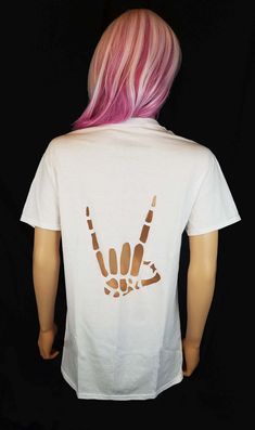 Cool Ways To Cut T Shirts, Diy Shirt Cutouts, Diy Cutout Shirt, Rock On Skeleton Hand, Rock On Skeleton, Cut Up T Shirt, Cut Hoodies, Cut Shirt Designs, Distressed Tshirt Diy