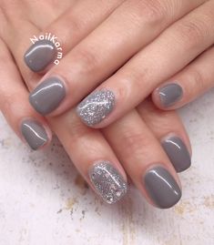 Light Grey Gel Nails Short, Short Gray Nails Acrylic, Grey Gel Manicure Ideas, Light And Dark Gray Nails, Gray Wedding Nails Bridesmaid, Grey Nails Dip Powder, Short Grey Nails Gel, Grey Dip Nail Designs, Silver Gray Nails Acrylic