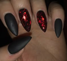 Black With Red Sparkle Nails, Red And Black Ombre Nails Tutorial, Goth Dip Nails, Dip Nail Ideas Halloween, Black Nails Spooky, Dark Dip Nail Ideas, Dip Nail Ideas Black, Short Pointed Nails Stilettos, Dark Romantic Nails