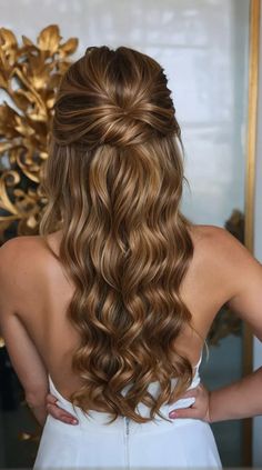 Curly hair can be both adorable and glamorous for prom night. These 15 cute and easy curly hairstyles will help you embrace your natural texture and create a standout look that perfectly complements your personality and style. Simple Wedding Hairstyles For Fine Hair, Half Hairstyles Wedding, Half Up Hairstyle Bridesmaid, Hair Styles For Prom Down, Bubble Braid For Wedding, Prom Hairstyle Down, Curled Hairstyles Medium Length, Wedding Hairstyles Half Up Half Down Long Hair, Grad Hair Down