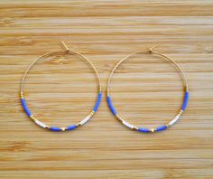 Créoles 45mm plaqué or Gold filled 14 carats perles Miyuki bleu roi, blanc et doré 45mm Diy Bijoux, Beaded Earrings Diy, Beaded Jewelry Designs, Homemade Jewelry, Beaded Bracelets Diy, Beaded Hoop Earrings, Diy Schmuck, Seed Bead Earrings, Bijoux Diy