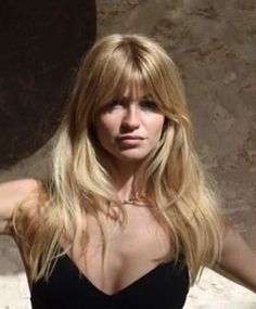 Straight Bangs With Curtain Bangs, 60s Long Hair With Bangs, 60s Womens Hair, Goldie Hawn Hair 70s, French Waves Hair, Models With Bangs, Blonde Balayage Shag, 70s Bangs Long Hair, Shag Hairstyles Long Straight