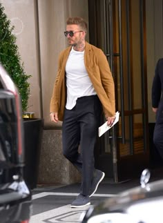 David Beckham Style 2024, David Beckham 2024, David Beckham Summer, David Beckham Fashion, Mens Pants Fashion Casual, Safari Online, Polo Shirt Outfits