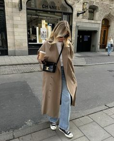 Beige Trench Coat Outfit, Trench Coat Outfits, Trench Outfit, Paris Outfit Ideas, Long Coat Outfit, Trainers Outfit, Female Office, Converse Outfits, Winter Office