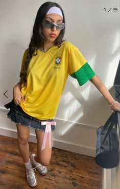 Football Outfits Aesthetic, Blokecore Women, 2000s Street Style, Sporty Chic Outfits, Football Jersey Outfit, Jersey Outfit, Looks Street Style, Football Outfits, Fashion Killa