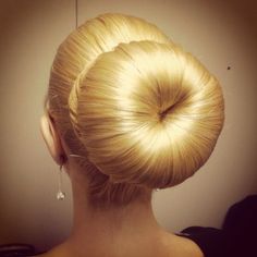 Coque lindo! Wavy Bun, Sock Bun Hairstyles, Bun Easy, Bun Scrunchie, Blonde Bun, Easy Trendy Hairstyles, Hair In A Bun, Sock Bun