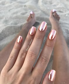 Chrome Nails Designs Summer, Holiday Nails Summer, Nail Spring, Chrome Nails Designs, Bride Outfits, Spring Nail Colors, Gold Nail, Rose Gold Nails, Pretty Nail Art Designs