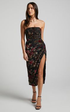 Graduation Guest Outfit Ideas: Find the Perfect Look for the Occasion Las Vegas Wedding Guest Dress, Strapless Wedding Guest Dress, Cute Wedding Guest Dresses, Midi Wedding Guest Dress, Gala Outfits, Sukienki Maksi, Dark Floral Dress, Dress Code Wedding