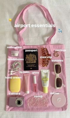 Ever wondered what to bring in your tote when going to the airport? Well here are the essentials! *not my photo, credit to the owner* What To Pick For A Trip, What To Carry In Your Backpack, What To Bring In Your Bag, Whats In My Tote Bag Summer, What’s In My Airport Bag, Airport Essentials Long Flights, Airport List, Airport Bag Essentials