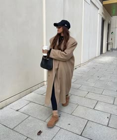 Tazz Ugg, Coat With Scarf, Top Aesthetic, Thick Jacket, Uggs Outfit, City Outfits, 2023 Autumn, Summer Fashion Outfits, Cashmere Coat