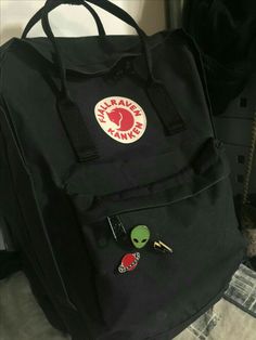 Fjallraven Kanken Backpack Black, Black Kanken Backpack, Backpack Pins Aesthetic, Fjallraven Kanken Black, Backpack With Pins, Vs Pink Backpack, Fox Bag