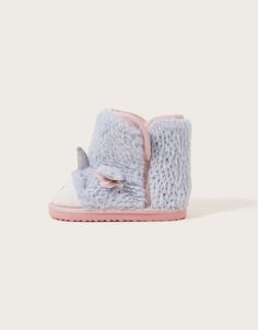 For the unicorn enthusiasts. Featuring pastel colours in super-soft faux fur, these sparkly unicorn slippers will keep little tootsies warm. Slip them on with their favourite PJ's for an evening routine they'll love! Blue Holiday Outfits Beach, Sparkle Unicorn, Handmade Childrens Clothes, Sleepover Bag, Unicorn Hoodie, Unicorn Slippers, Holiday Outfits Women, Prom Dress Shoes, Occasion Wear Dresses