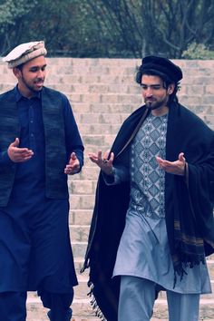 Talk time Qaseemkhan Afghan model Afghan Outfit, Traditional Iranian Clothing, Dp Change, Afghan Model, Afghanistan Clothes, Iranian Clothes, Boyz Dpz, Afghan Style, Mens Kurta