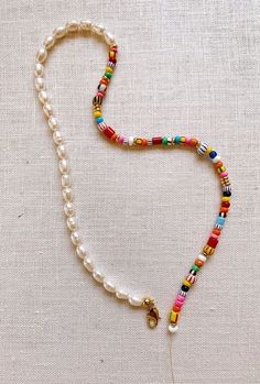 DIY bijoux d'été : nos idées pour faire soi-même des bijoux tendances Summer Beaded Necklace Diy, Letter Bead Necklace Aesthetic, Fun Necklaces To Make, Homemade Bead Necklaces, Necklace Making Ideas Inspiration, How To Bead Necklace, Homemade Necklaces Diy, Make Beaded Necklace, Anthropologie Beaded Necklace