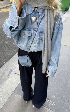 the suble hint of silver. the SHOES #pointedtoekittenheels #scandinavian #style #FASHION #denim #chanel 40s Mode, Looks Jeans, Mode Hippie, Double Denim, Looks Street Style, Outfit Trends, Mode Inspo, Trend Fashion