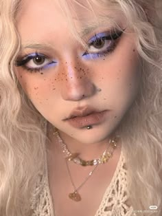 Fun Formal Makeup, Dark Barbie Makeup, Cool Grunge Makeup, Soft Whimsical Makeup, Simple Artsy Makeup, Ren Faire Makeup Looks, Makeup Trends 2023 Summer, Colorful Grunge Makeup, Magical Makeup Looks