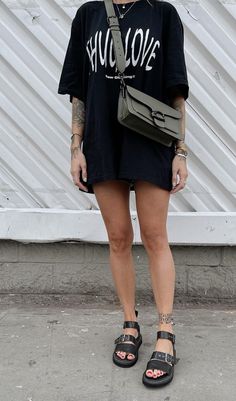 Street Style Black Outfit, Black Casual Summer Outfits, Casual All Black Outfit Summer, Summer All Black Outfits, Vintage Tshirt Outfit, All Black Summer Outfits, All Black Casual Outfit, Black Sandals Outfit, Cozy Summer Outfits