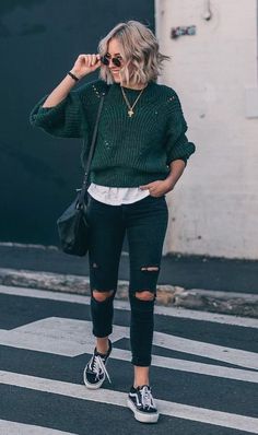 Green Outfits For Women, Fall Outfits 2018, Classy Fall Outfits, Boho Mode, Autumn Sweater, Black Ripped Jeans, Winter Outfit Inspiration, Mode Casual, Popular Outfits