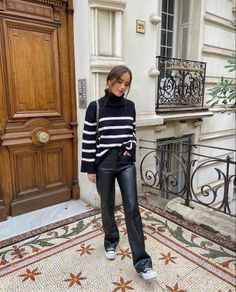 2023 Outfit Inspiration, Sweater Leather Pants, Leather Pants Outfit Winter, Executive Outfit, Outfit Pantalon, Faux Leather Leggings Outfit, Collage Outfits, Leather Leggings Outfit