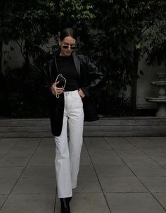 White Jeans Outfit Winter, Jess Alizzi, Wide Leg Outfit, White Jeans Winter, Straight Leg Jeans Outfits, Legs Outfit, White Pants Outfit