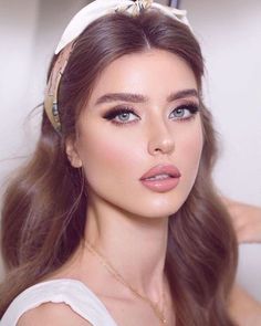 Wedding Glam Makeup Blue Eyes, Pink And Brown Bridal Makeup, 70s Makeup Wedding, Smokey Bride Makeup, Almond Eye Wedding Makeup, Blush Bride Makeup, Barbie Wedding Makeup, Make Up For Fair Skin And Blue Eyes, Make Up Looks For Photoshoot