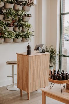 cute modern boho earthy salon decor idea with a plant wall and a clean wood reception desk Diy Reception Desk, Salon Cabin, Boho Salon Decor, Salon Decor Ideas, Tan Salon, Salon Aesthetic, Spring Garden Decor