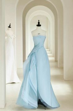 Classy Prom Dresses, Pretty Wedding Dresses, Hilarious Photos, Looks Party, Blue Wedding Dresses, Prom Dress Inspiration, Stop Staring, Pretty Prom Dresses, Madly In Love