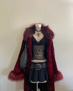 Fall Gothic Outfits, Modern Vampire Aesthetic Outfit, Fur Trim Coat Outfit, Y2k Fur Coat, Casual Vampire Outfits, Modern Vampire Outfit, Vampire Clothes, Swaggy Outfits, Coat Outfits