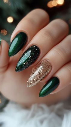 Green Glitter Christmas Nail Designs, Nail Ideas For Fall Wedding, Green Nails Gold Glitter, Green Gold Nails Christmas, Green Sparkling Nails, Dark Winter Nail Ideas, Christmas Nail 2024 Trends, Dark Green Sparkle Nails, Green Fall Nails Ideas