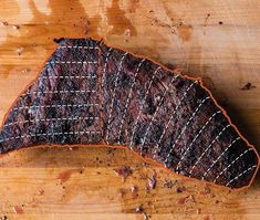 how to cut tri - tip against it grain on a cutting board with text overlay