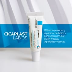 En esta época de frío es importante mantener humectados tus labios para evitar irritaciones. Cicaplast Labios es tu mejor aliado, ya que gracias a su textura actúa como una barrera protectora que repara y calma inmediatamente. #YoAmoLaRochePosay #StaySafe #TakeCare Medical Artwork, Effaclar Duo, Bottle Label Design, Restaurant Photography, Graphic Design Photoshop, Facial Skin Care Routine, Cosmetic Design, Learning Graphic Design, Photography Marketing