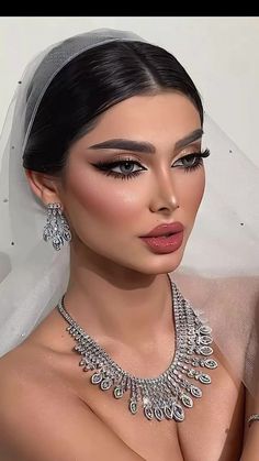 Arab Makeup Looks, Elegant Glam Makeup, Fashion Killa Summer, Makeup Looks Bridal, Best Long Lasting Lipstick, Vogue Makeup, Black Smokey Eye Makeup, خواتم خطوبة, Natural Prom Makeup