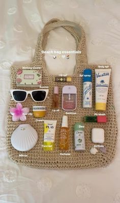 Holiday Bag Essentials, Bags For Beach Summer, Holiday Bag Packing, Summer Vacation List Packing, Beach List Packing Vacations, Trip List Packing Summer, Essentials To Pack For A Trip, 1 Week Vacation Packing List Summer, Vacation List Packing Beach