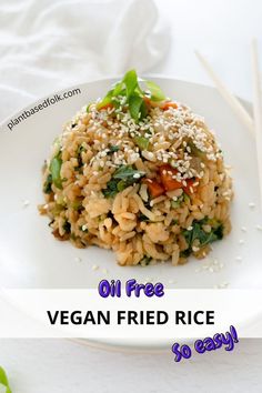 a plate of vegan oil free fried rice with chopsticks on the side with text "oil free vegan fried rice so easy!" Vegan Fried Rice, Rice Recipes Vegan, Vegan Rice, Colorful Vegetables, Oil Free Vegan, Low Fat Diets, Fried Rice Recipe, Frozen Vegetables