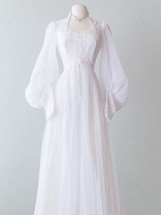 Fantasy Dress Aesthetic, High Collar Wedding Dress, Vintage Dress Long, Aesthetic Vintage Outfits, Gaun Abad Pertengahan, Muslimah Wedding Dress, Big Sleeves, Vintage Nails, Outfits Vintage