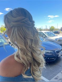 Hoco Hair With Strapless Dress, Homecoming Hairstyles For Mid Length Hair, Long Blonde Prom Hair, Pretty Hairstyles For Homecoming, Hoco Hair And Makeup Ideas, Prom Hair Blonde Medium Length, Homecoming Curled Hairstyles, Prom Half Up Half Down Hair Braids, Prom Hairstyles Brunette