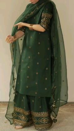 Party Wear Suit Design Idea's 🤩 Dress Outfits Traditional, Dress Design Indian Style, Desi Outfits For Wedding, Desi Dress Design, Green Traditional Dresses, Eid Dress Designs Ideas 2024, Desi Dresses Aesthetic, Desi Fashion Aesthetic, Suit For Wedding Women