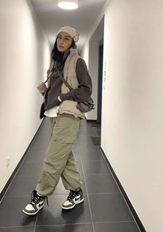 Green Cargo Pants Outfit Hijab, Cargo Trousers Outfit Winter, Cargo Pants Outfit Hijab, Coco Jojo, Cargo Outfits Women, Outfits Uni, Cargo Pants Outfits, Streetwear Ideas